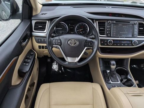 Used 2017 Toyota Highlander Limited AWD/4WD image 16