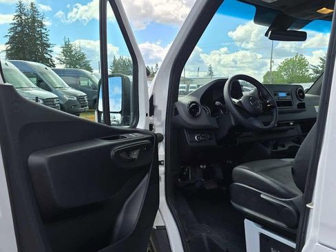 Used 2025 Mercedes-Benz Sprinter 2500 image 21