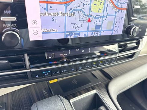 Used 2021 Toyota Sienna Limited FWD image 19