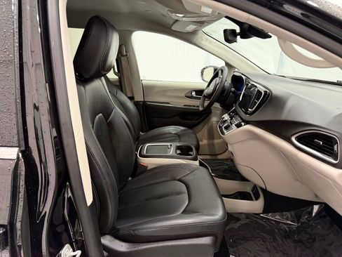 Used 2024 Chrysler Pacifica Touring-L image 20