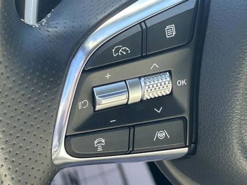 Used 2025 Genesis G70 2.5T image 12