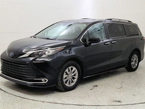 Used 2024 Toyota Sienna XLE image 3
