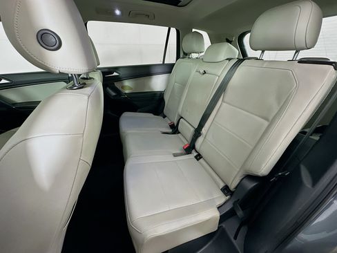 Used 2020 Volkswagen Tiguan SE w/ Panoramic Sunroof Package FWD image 27