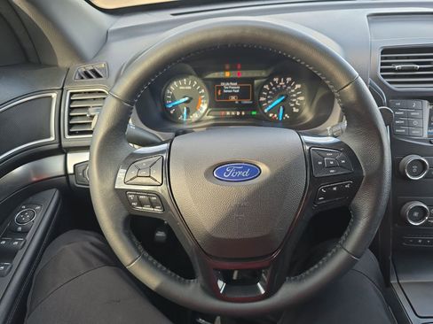 Used 2018 Ford Explorer XLT image 16