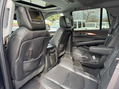 Used 2017 Cadillac Escalade Luxury image 40