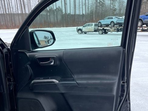 Used 2017 Toyota Tacoma TRD Sport image 15