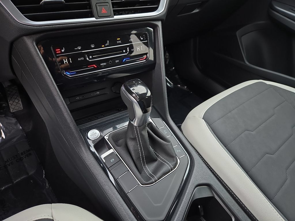 Certified 2025 Volkswagen Taos SE FWD image 25