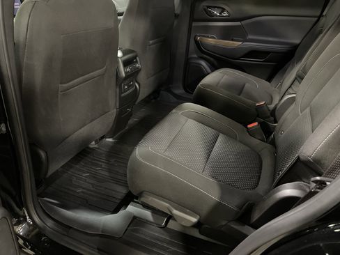 Used 2023 GMC Acadia SLE w/ Driver Convenience Package image 10