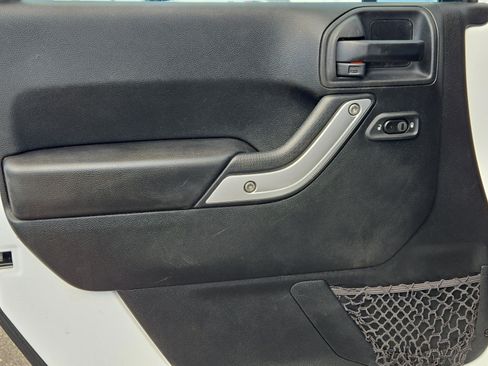 Used 2017 Jeep Wrangler Unlimited Sahara w/ Connectivity Group image 10