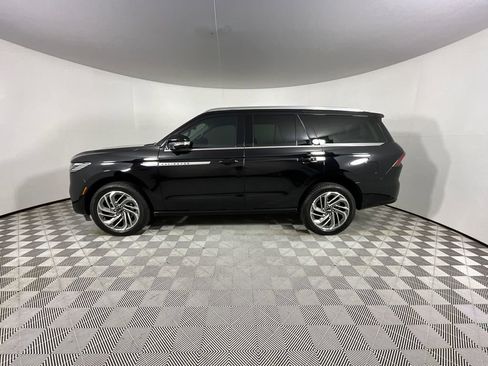 Used 2025 Lincoln Navigator Reserve image 2