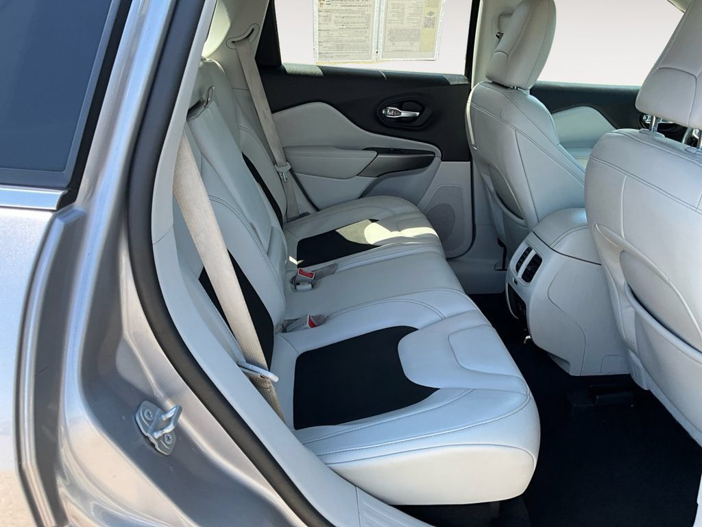 Used 2021 Jeep Cherokee Latitude Plus AWD/4WD image 13