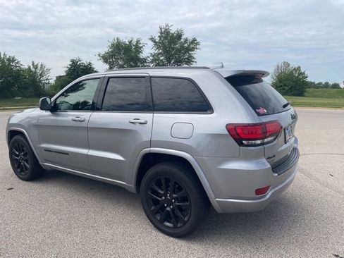 Used 2018 Jeep Grand Cherokee Altitude AWD/4WD image 4