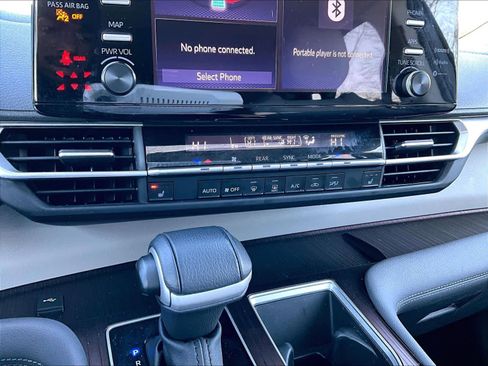 Used 2024 Toyota Sienna XLE image 27