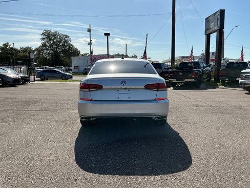 Used 2021 Volkswagen Passat 2.0T SE image 5