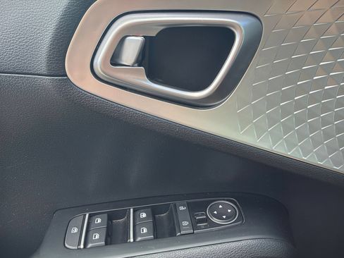 Used 2025 Kia Soul LX w/ LX Technology Package FWD image 18