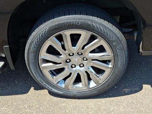 Used 2019 Chevrolet Silverado 1500 High Country w/ High Country Premium Package AWD/4WD image 9