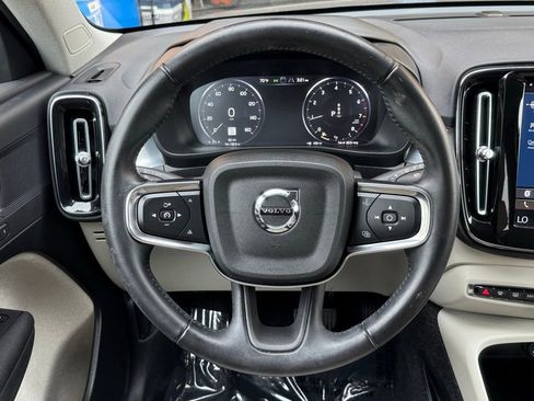 Used 2021 Volvo XC40 T5 Momentum w/ Premium Package image 31