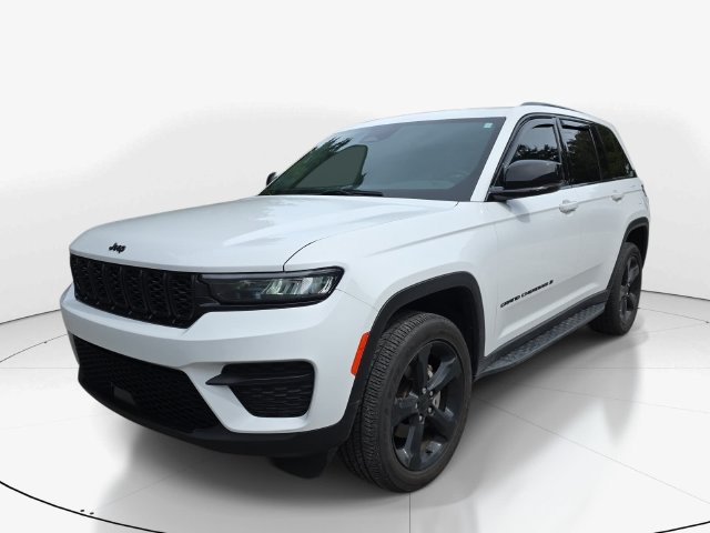 Used 2025 Jeep Grand Cherokee Altitude RWD image 10