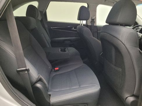 Used 2020 Kia Sorento S FWD image 19