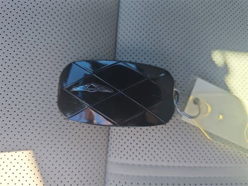 Used 2025 Genesis G70 2.5T image 35