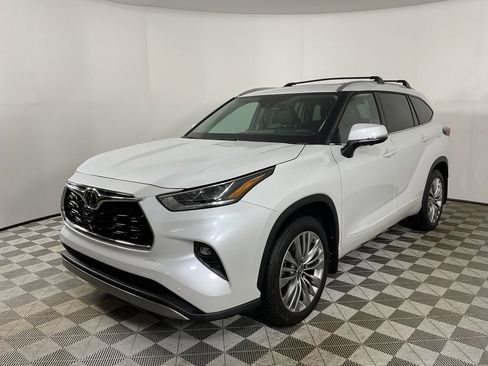 New 2026 Toyota Highlander Platinum image 3