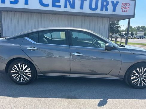 Used 2025 Nissan Altima 2.5 SV FWD image 13