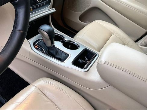 Used 2017 Jeep Grand Cherokee Limited image 17