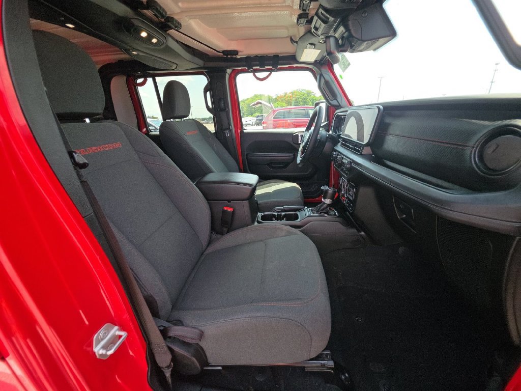 Used 2024 Jeep Gladiator Rubicon w/ Technology Group AWD/4WD image 5