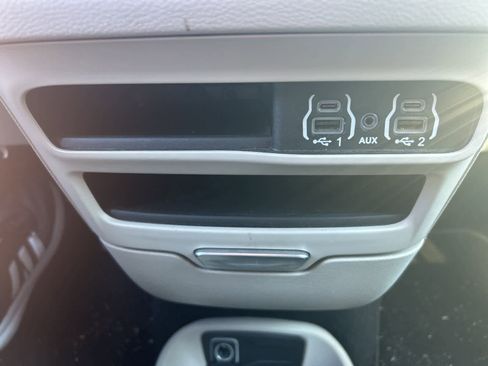 Used 2024 Chrysler Pacifica Touring-L image 36