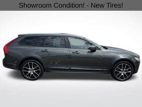 Used 2020 Volvo V90 T6 Cross Country image 13