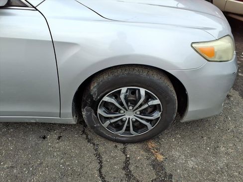 Used 2010 Toyota Camry LE image 5