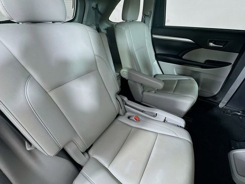 Used 2019 Toyota Highlander XLE AWD/4WD image 28