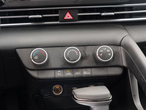 Used 2023 Hyundai Elantra SE FWD image 25