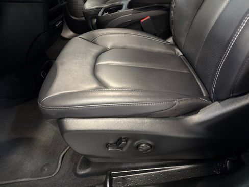 Used 2026 Chrysler Pacifica Select FWD image 16