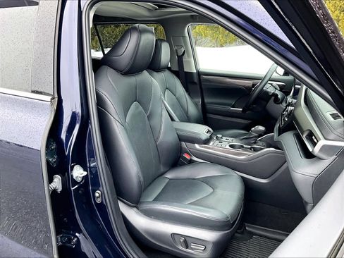 Used 2023 Toyota Highlander Limited image 11