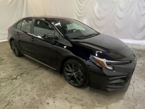 Used 2025 Toyota Corolla SE image 2