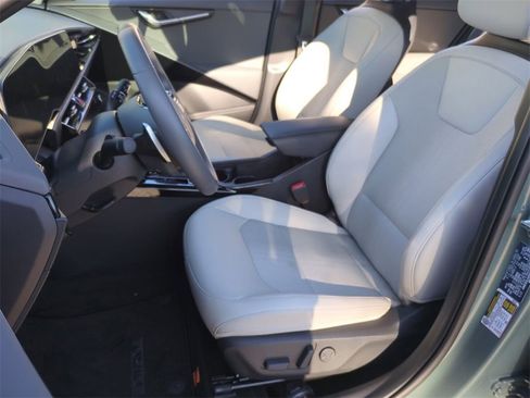 Certified 2025 Kia Niro EX image 18