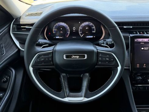 Used 2023 Jeep Grand Cherokee Limited w/ Black Appearance Package AWD/4WD image 13