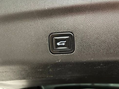 Used 2023 GMC Yukon XL SLT image 24