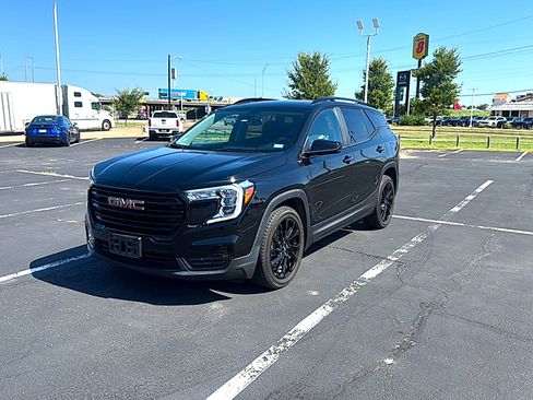 Used 2024 GMC Terrain SLE w/ Driver Convenience Package FWD image 2