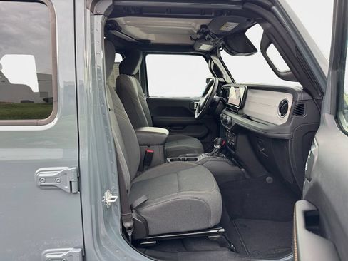 Used 2025 Jeep Wrangler Unlimited Sahara AWD/4WD image 19
