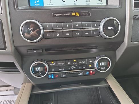 Used 2018 Ford Expedition XLT w/ Equipment Group 202A RWD image 28