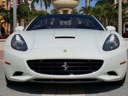 Used 2014 Ferrari California RWD image 8