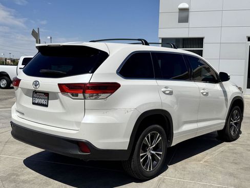 Used 2018 Toyota Highlander LE FWD image 6