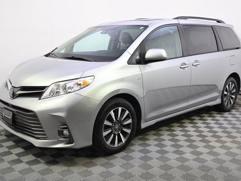 Used 2019 Toyota Sienna XLE image 2