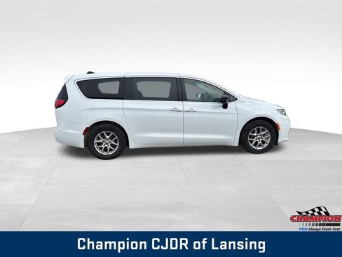 Used 2024 Chrysler Pacifica Touring-L image 6