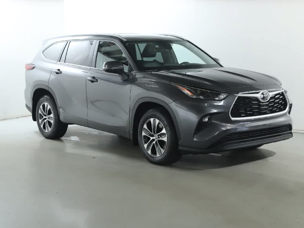 Used 2024 Toyota Highlander XLE AWD/4WD image 9