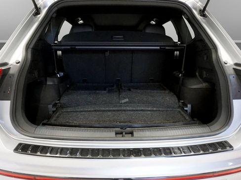Used 2023 Volkswagen Tiguan SE R-Line FWD image 9