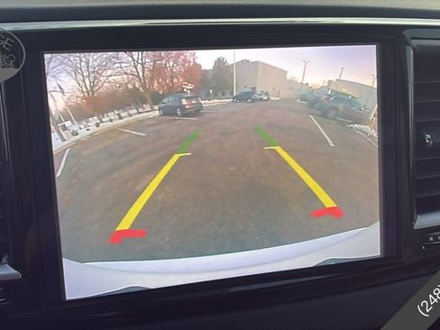 Used 2021 Chrysler Pacifica Touring-L image 18