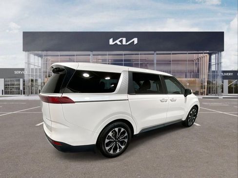 Used 2022 Kia Carnival EX image 8